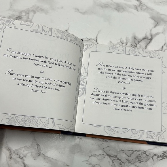 Prayers for a Woman of Faith small Book - Picture 4 of 7